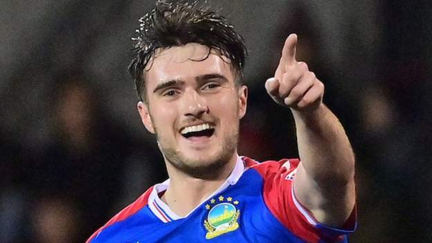 Irish Premiership: Linfield beat Crues 1-0 to move four points clear at top