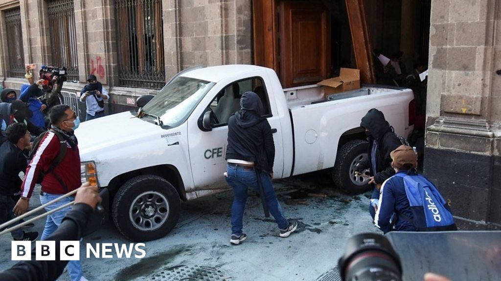 Mexico: Protesters crash truck through National Palace’s door