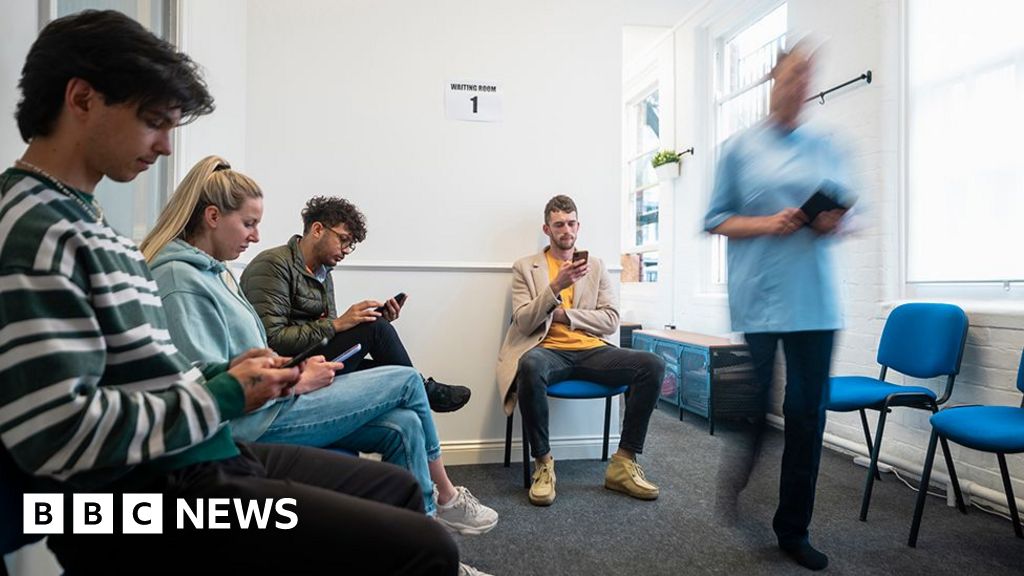 Hospital waiting lists rise to 7.57m