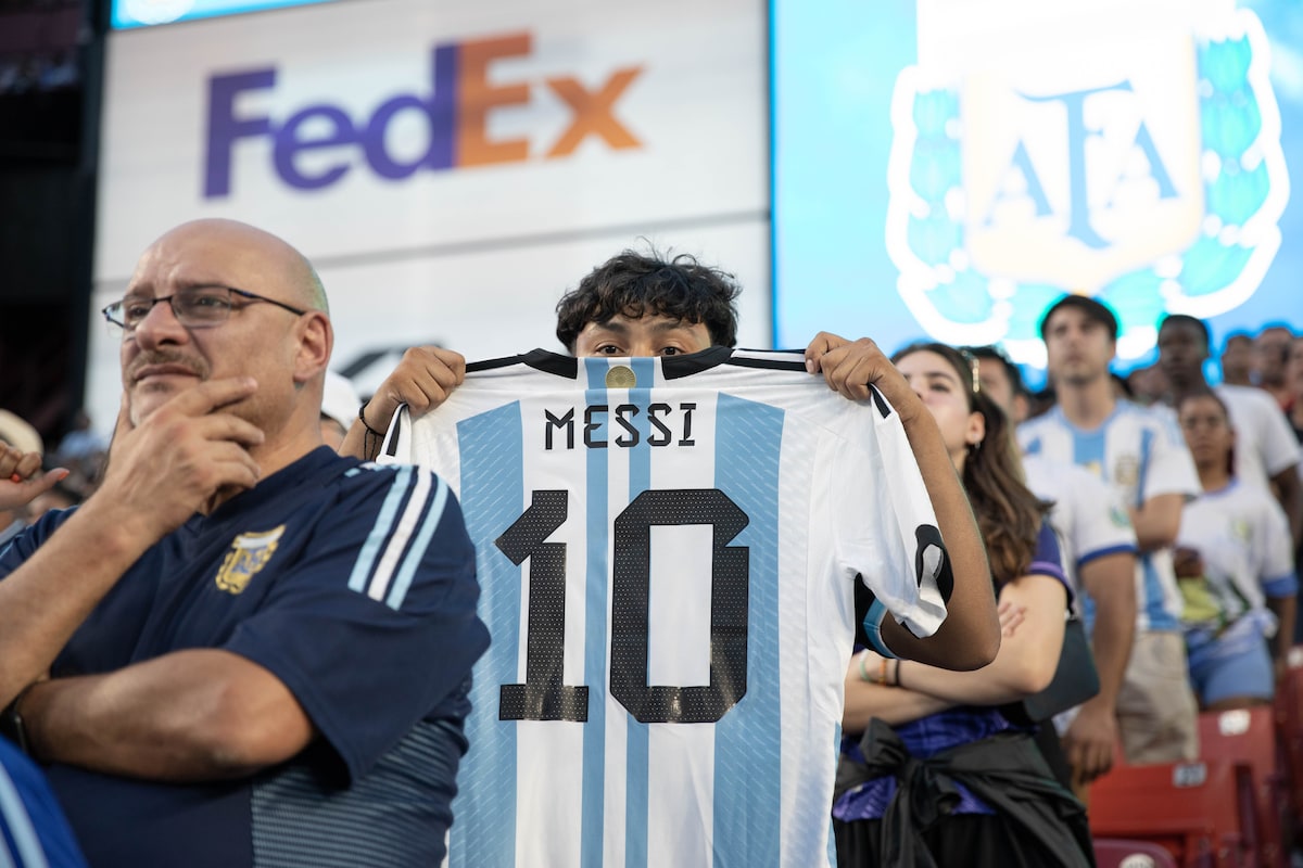 Lionel Messi draws throngs of fans as Argentina preps for Copa América