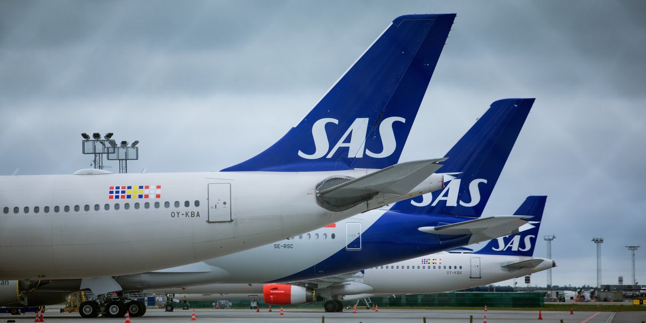 Scandinavian Airlines Teams Up With Danish Neobank Lunar to Launch a Debit Card