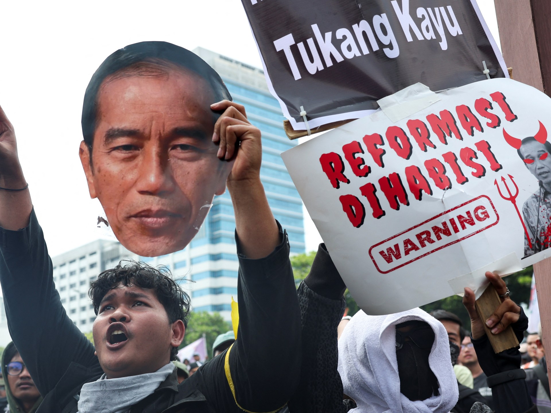 Indonesia scraps plan to change election law after thousands protest | Politics News