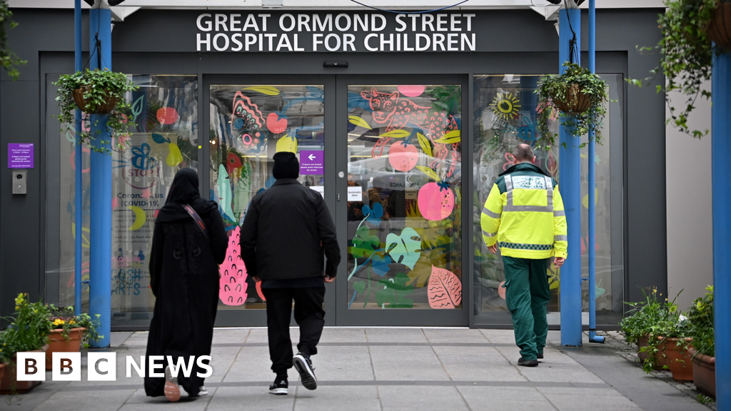 Great Ormond Street reviews 700 children treated by ex-surgeon