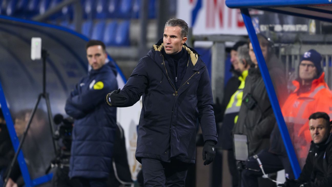 Heerenveen’s Robin van Persie rails at ‘unthinkable’ referee error