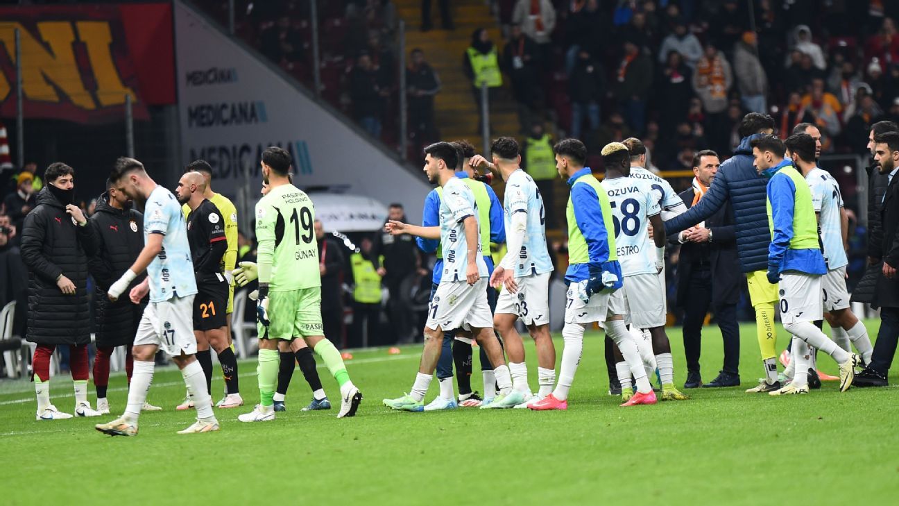 Adana Demirspor walk off pitch after 30 mins in ref protest