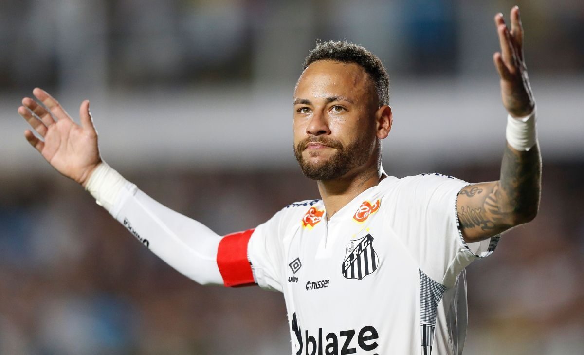 Neymar scores directly from corner to draw cheers from oppostion fans