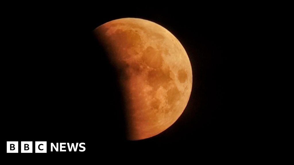 Blood Moon pictured across UK before dawn