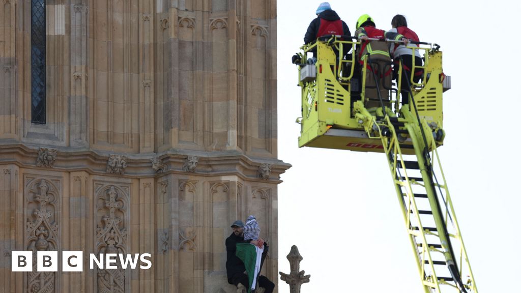 Man climbs Palace of Westminster tower with Palestinian flag