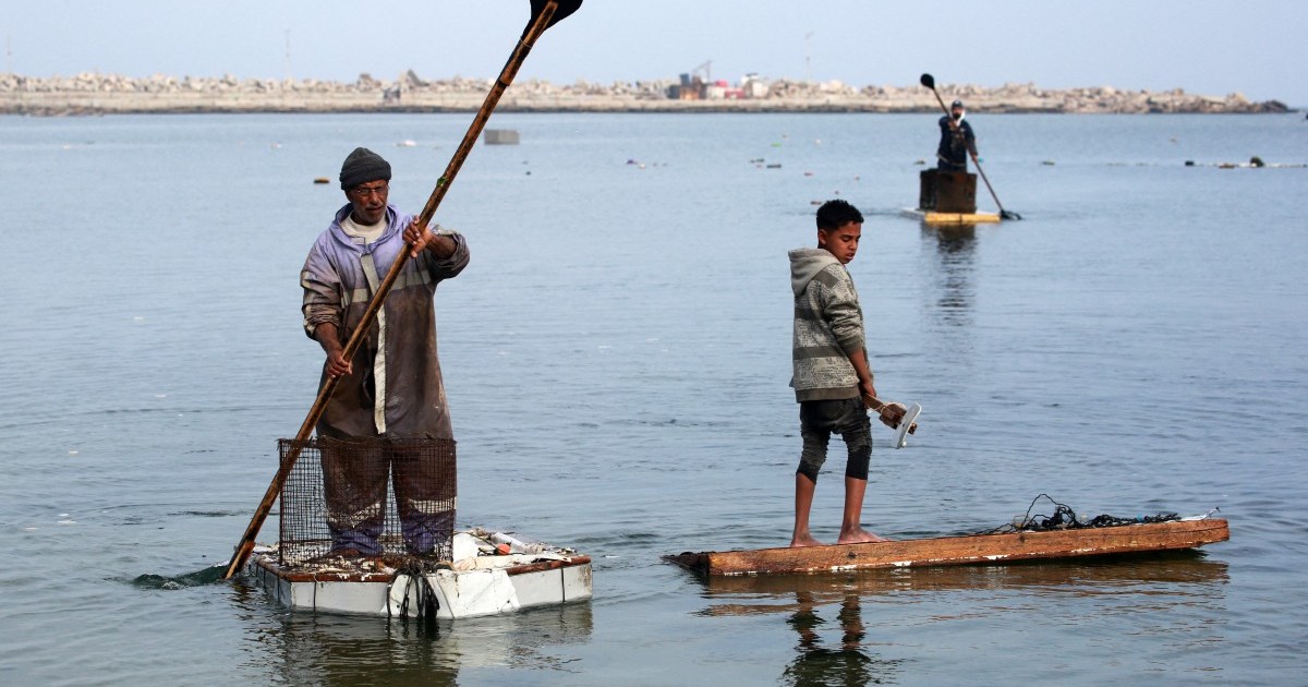 Boatless in Gaza: Using old fridge doors to catch fish | Israel-Palestine conflict News