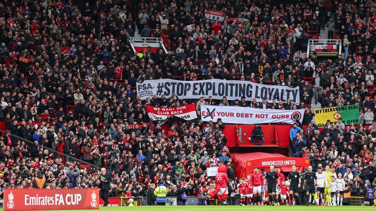 Man United fans urged to wear black as symbol of ‘dying’ club