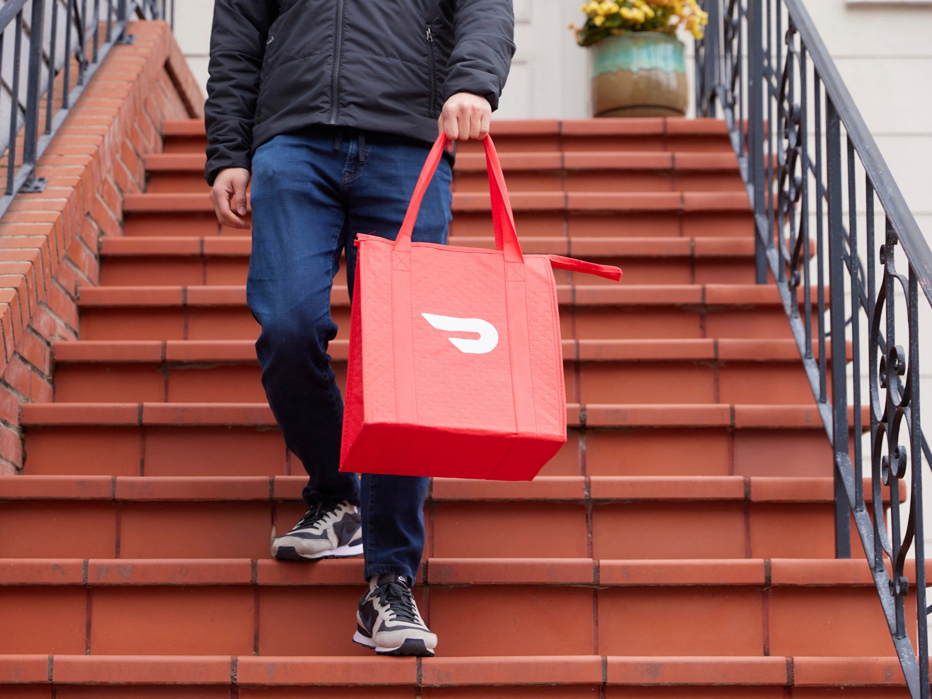 Delivery driver pleads guilty to stealing $2.5m from DoorDash | Business and Economy