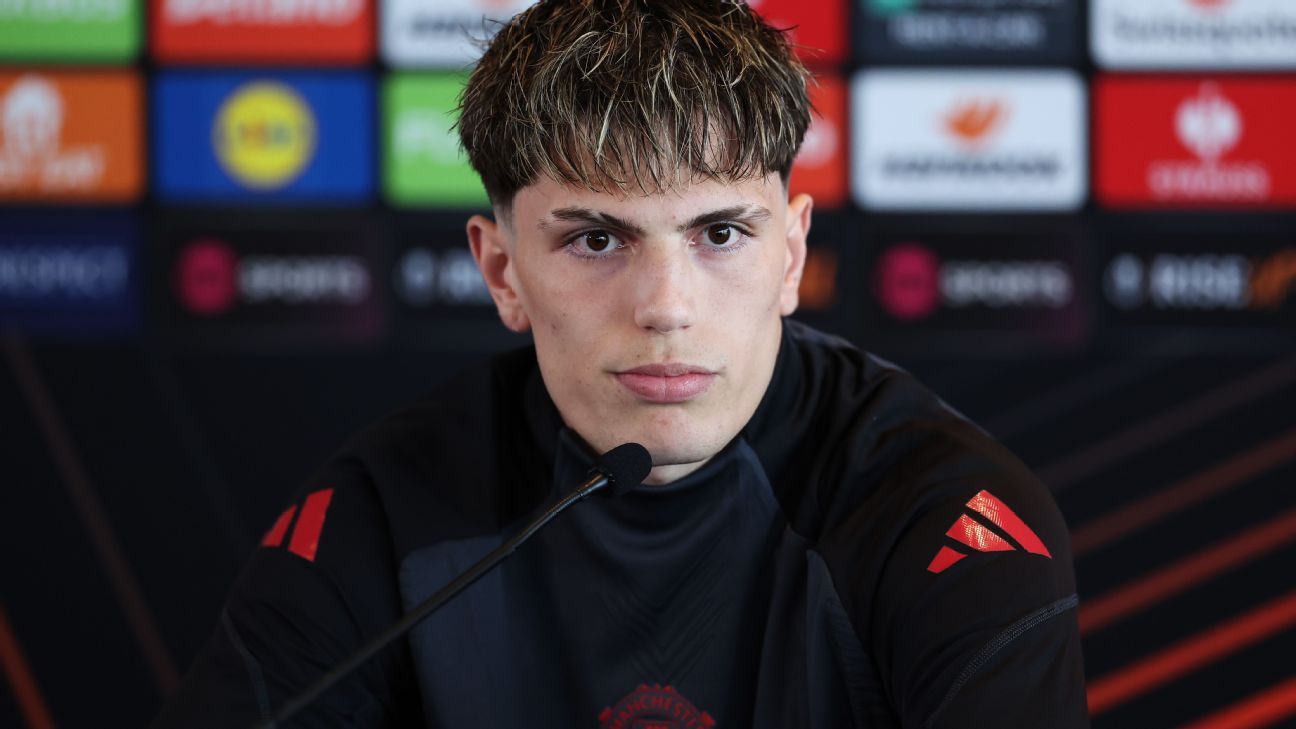 Alejandro Garnacho ‘happy’ at Man United despite transfer links