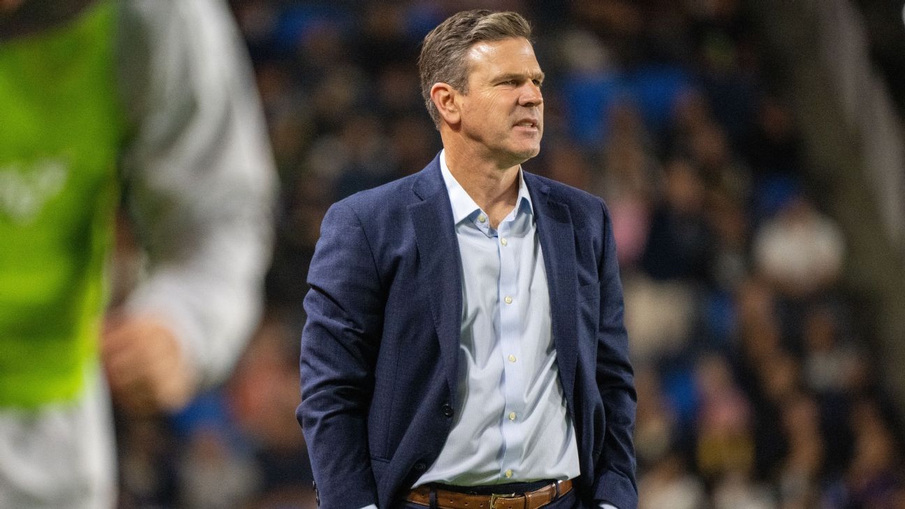 LA Galaxy extend coach Vanney despite record winless start