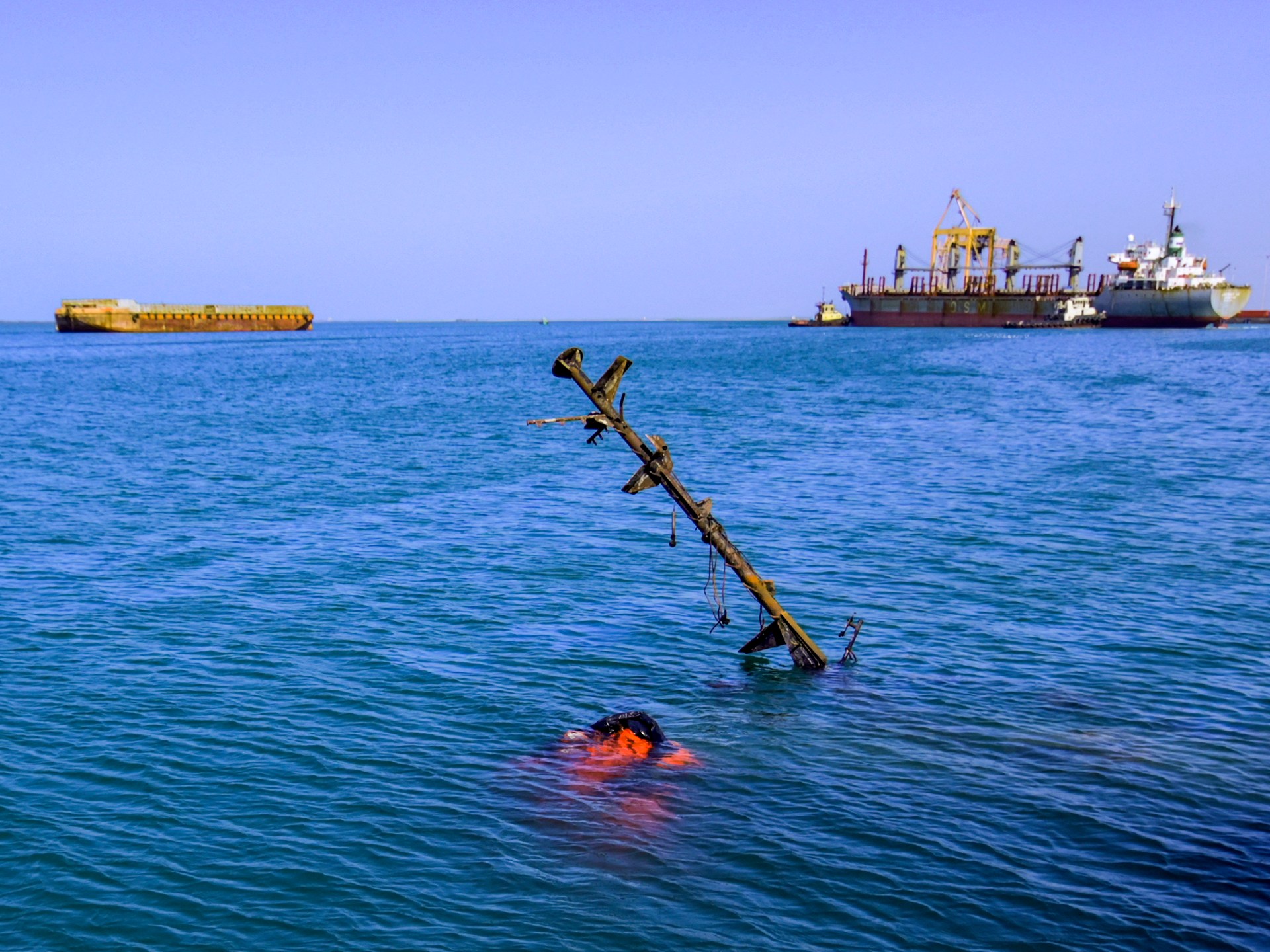 Gunboats target cargo vessel in Red Sea; crew abandons ship | Shipping News