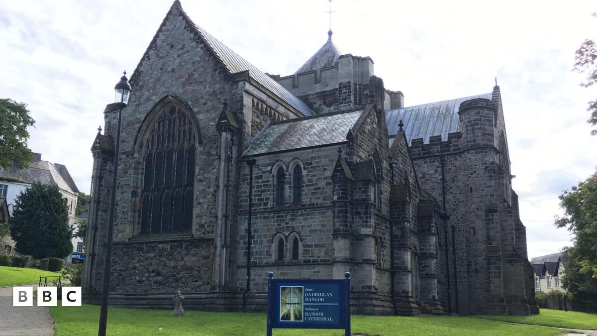 Diwylliant ‘unrhyw esgus i fynd i dafarn’ yng nghadeirlan Bangor