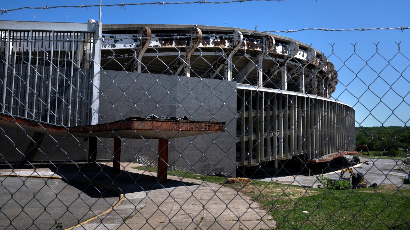 Trump threatens to derail Washington Commanders’ new stadium deal over team name : NPR