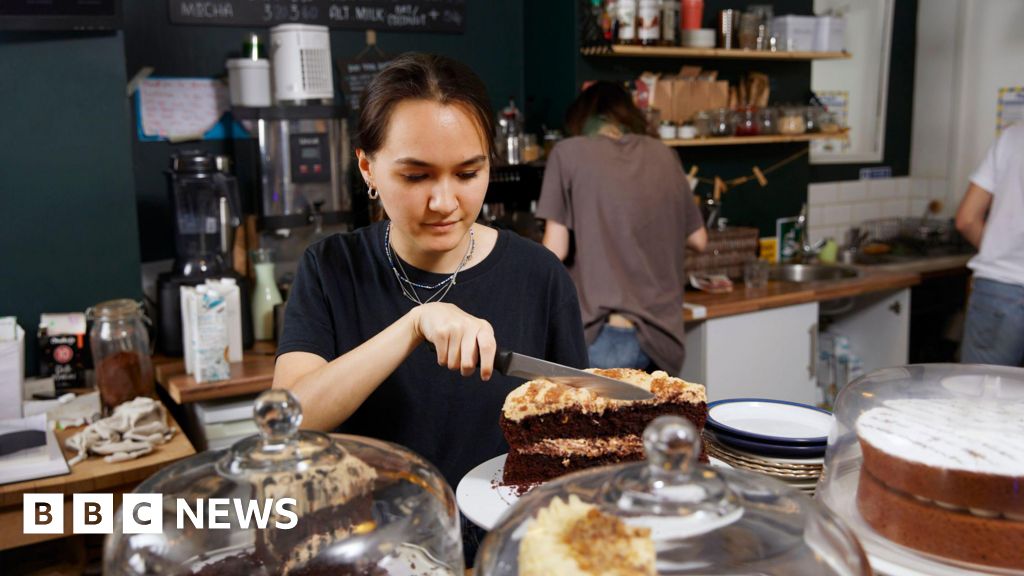 UK jobs market cools as vacancies fall