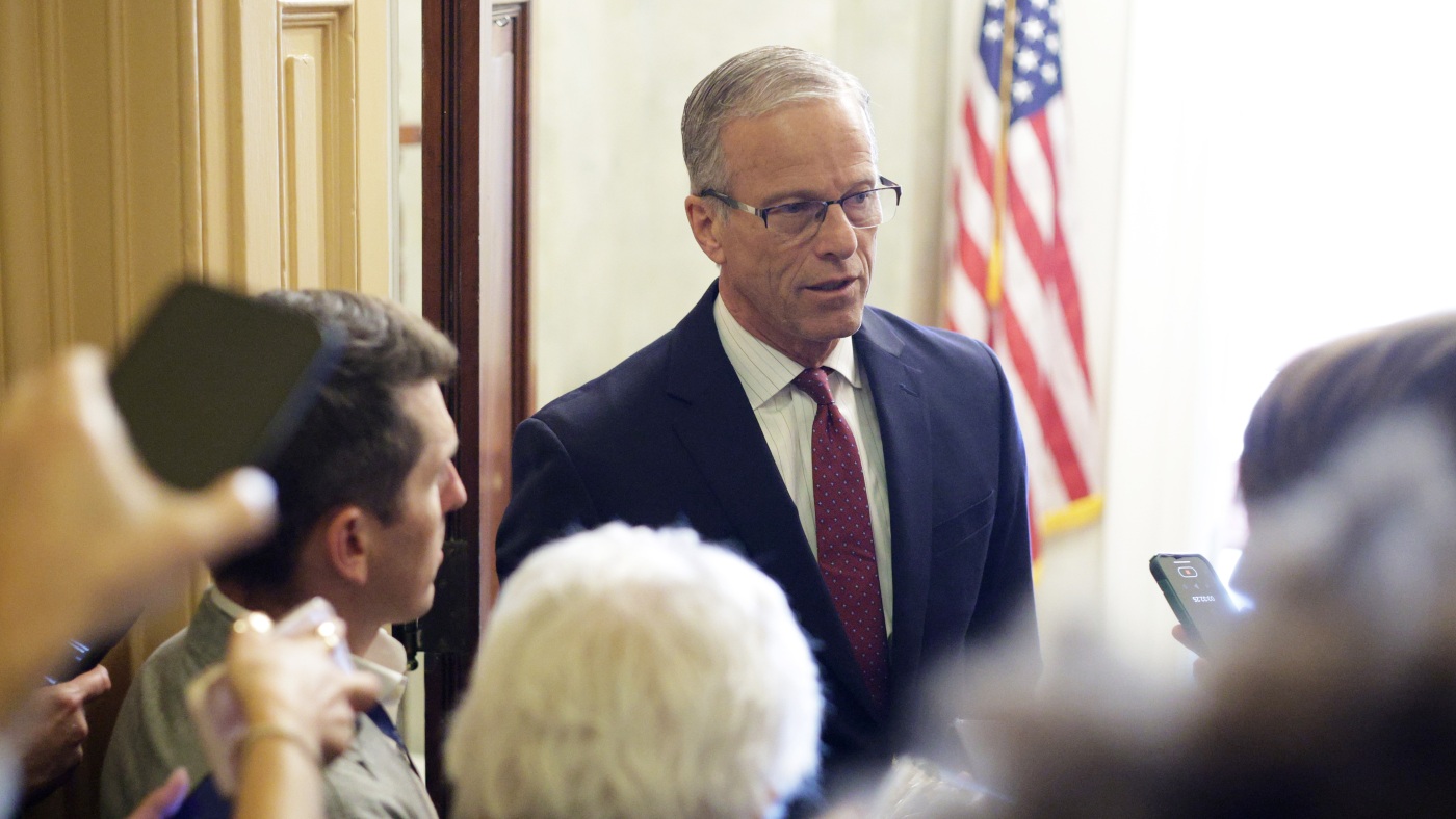 Federal workers to miss pay; U.S.-Colombia tension : NPR