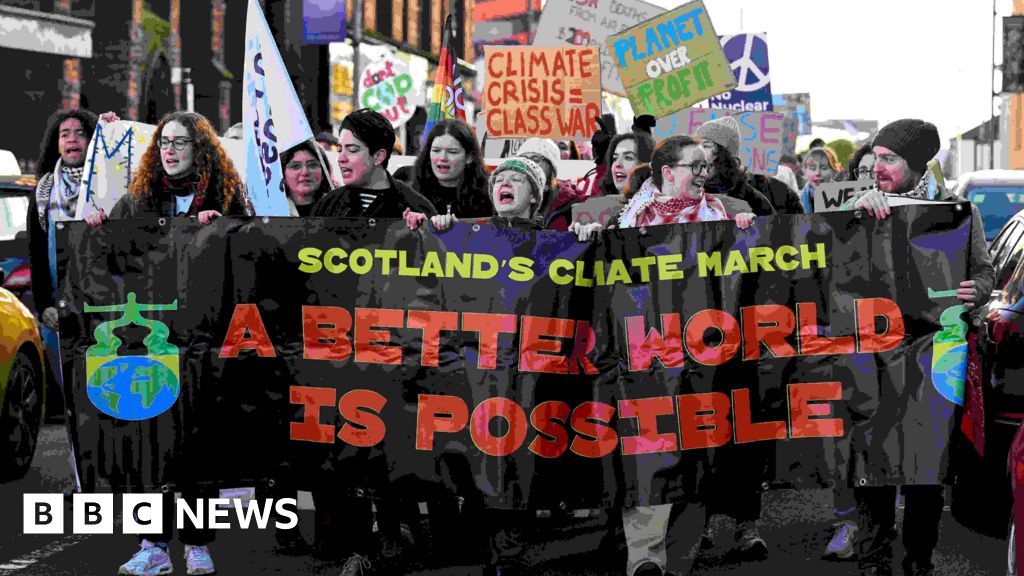 Thousands take to streets of Glasgow to highlight ‘climate emergency’